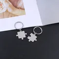 Gepolijste roestvrijstalen puzzel sleutelhangers voor stellen op een achtergrond - In elkaar Grijpende Puzzelstijl