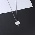Minimalistischer Puzzle-Anhänger aus Edelstahl für Paare auf schwarz-weißem Hintergrund - Herren Modell (Lange Kette)
