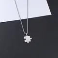 Puzzle-Anhänger aus Titanstahl an einer Halskette auf schwarz-weißem Hintergrund - Damen Modell (Lange Kette)
