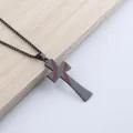 Detailansicht eines schwarzen Edelstahl-Kreuzanhängers mit roten Baseball-Nähten - Baseball-Kreuzanhänger + 60cm Box-Kette / Schwarz