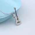 Edelstahl Herrenkette mit Gitarrenanhänger und feiner Gravur an einer klassischen Kette - Stahlfarbe (Mit Kette)