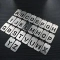 Anhänger aus gebürstetem Edelstahl mit ausgestanzten A-Z Buchstaben im Rechteck-Design - Nur Anhänger (Ohne Kette)