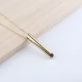 Collar de respiración consciente con colgante de silbato dorado sobre madera - Cadena en O 45+5cm / Dorado