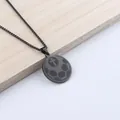 Collier en acier inoxydable noir mat avec motif de football et croix sur pendentif - Ballon de football américain / Chaîne à Billes 60cm / Noir