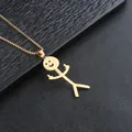 Goldene Strichmännchen-Halskette mit Smiley-Anhänger auf schwarzem Hintergrund - Gold Strichmännchen Anhänger Halskette / 60cm Perlenkette / Gold