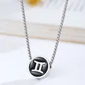 Dettaglio del ciondolo simbolo dei Gemelli su una collana a catena a sfere argentata - Gemelli / Catena a Perle in Acciaio Inossidabile / Argento