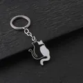 Leuke zwart-witte katten sleutelhanger van roestvrij staal op donkere achtergrond - Rug Aan Rug Katten Stijl