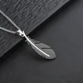 Poliertes Herren-Halskette mit Feder-Anhänger aus Edelstahl an feiner Kette auf schwarzem Grund - Schwarze Feder + 60cm Edelstahl-Kugelkette