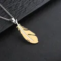 Bicolor Gold und Silber Feder Anhänger Halskette mit silberner Box-Kette auf Schwarz - Goldene Feder + 60cm Edelstahl-Kugelkette