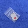 Pendentif d'identification médicale en acier inoxydable argenté avec logo rouge - Pendentif Argent Seul (Sans Chaîne)