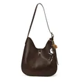 Sac hobo en similicuir marron foncé avec boucle argentée et breloques de cœur - Marron avec Pendentif