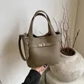 Kaki bucket bag met litchi-textuur, dubbele handvatten en verstelbare schouderriem - Zonder Hanger / Grijs