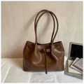 Borsa tote classica in pelle marrone con fibbia decorativa e lunghi manici a spalla - Stile di base / Marrone