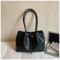 Borsa tote minimalista in pelle nera opaca con fibbia elegante e manici sottili - Stile di base / Nero