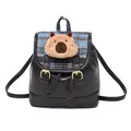 Zaino retrò marrone con un simpatico capibara in peluche 3D su una patta a quadri - 20x12x21cm / Marrone