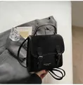 Nahaufnahme des schwarzen Vintage-Lederrucksacks mit goldenen Schnallen auf hellem Grund - Standardausführung / Schwarz