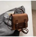 Detailansicht des Vintage-Rucksacks mit doppelten Schnallen und Lederstruktur - Standardausführung / Braun