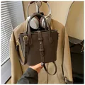 Borsa a secchiello minimalista in pelle scamosciata marrone scuro con dettagli dorati - Tipo standard / Marrone