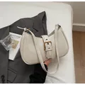 Bolso baguette beige minimalista con hebilla dorada sobre fondo de blazer gris - 25*7*13cm / Tipo estándar / Blanco Roto