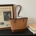 Braune Shopper-Tasche aus Wildleder und Glattleder mit hellen Kontrastnähten - Braun