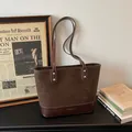 Braune Patchwork-Tragetasche mit Wildledertextur und Kontrastnähten für Damen - Kaffeebraun