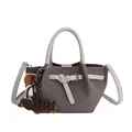 Taupefarbene Eimertasche aus Kieselleder mit Hundeanhänger und Baseball-Deko - Grau