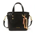Sac seau noir minimaliste avec finitions dorées et accessoire décoratif en perles - Noir