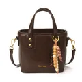 Sac seau en similicuir marron foncé avec breloque en perles et détails dorés - Marron