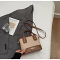 Detailansicht der Canvas-Leder-Tasche mit Kontrastnähten und verstellbarem Gurt - Standardausführung / Gebrochenes Weiß