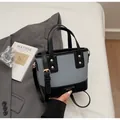 Detail der grauen Stoff- und schwarzen Leder-Patchwork-Tasche mit goldenen Nieten - Standardausführung / Blau