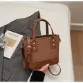 Detailansicht der braunen Retro-Tasche mit Kontrastnähten und goldenen Metallnieten - Standardausführung / Kaffeebraun