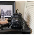 Mini mochila negra para mujer con patrones de letras y herrajes en plateado - Negro
