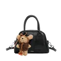 Minimalistische schwarze Baguette-Tasche mit Bärenanhänger und Schulterriemen - Schwarz Mit Anhänger