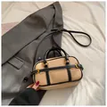 Borsa Boston beige con profili neri, pelle martellata e dettagli metallici dorati - senza ciondolo / Kaki