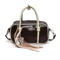 Sac Boston marron foncé avec poignées crème et charm décoratif au design contrasté - Avec Pendentif / Marron