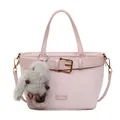 Détail du sac à main en daim rose avec boucle en métal rétro et pendentif lapin gris - Avec Pendentif / Rose