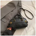Borsa a mano retrò in pelle nera a grana con cuciture a contrasto e fibbia dorata - senza ciondolo / Nero