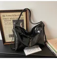 Bolso tote grande negro brillante de charol con detalles de correas minimalistas - Negro