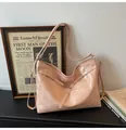 Bolso tote grande rosa claro brillante con correas cruzadas y hebilla metálica plateada - Rosa