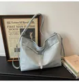 Bolso tote azul claro de piel sintética metalizada con accesorios plateados - Azul