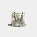 Mini bolso bandolera con estampado de mármol verde y asa de cadena de perlas - Verde