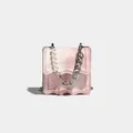 Bolso bandolera rosa con patrón de mármol, asa de perlas y diseño de bordes ondulados - Rosa
