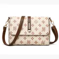 Beige en bruine crossbody tas met monogram en goudkleurige metalen accenten - Wit