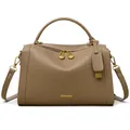 Elegante khakifarbene Handtasche aus Leder mit Narbung und goldenen Details - Braun