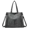Grande borsa tote grigio antracite in morbida ecopelle con tasche frontali e tracolla - Grigio