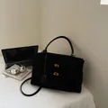 Bolso tote retro de cuero negro mate con hebillas doradas para la oficina - Grande / Negro