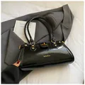 Elegante bolso baguette de charol negro con cierre de metal dorado y asas de transporte - Sin Colgante / 30*8*15 / Negro