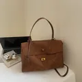 Bolso tote vintage de ante marrón con cierres dobles dorados y correa ajustable - Grande / Marrón