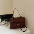 Bolso tote de ante marrón oscuro con cierres giratorios dorados y correa - Grande / Café