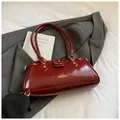 Elegante bolso baguette rojo oscuro de cuero brillante con herrajes dorados y asa - Sin Colgante / 30*8*15 / Burdeos